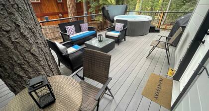Sweet Pine Deck + Hot Tub, Cozy Modern Interior Close to Ski Resort!