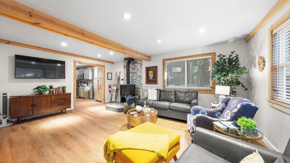 Interior - Sweet Pine Deck + Hot Tub, Cozy Modern Interior Close to Ski Resort! (Tahoma)
