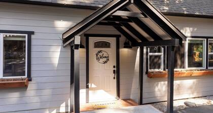 Sweet Pine Deck + Hot Tub, Cozy Modern Interior Close to Ski Resort!