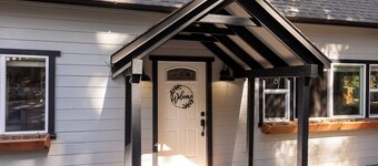 Sweet Pine Deck + Hot Tub, Cozy Modern Interior Close to Ski Resort!