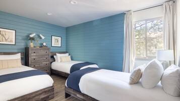 3 kamar tidur, meja kerja, tempat tidur bayi gratis, dan seprai linen