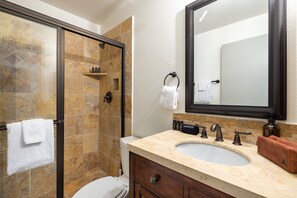 Bồn tắm, đồ dùng nhà tắm miễn phí, khăn tắm, xà phòng