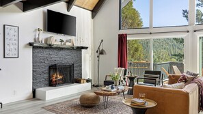 Interior - Hot Tub, Fire Pit, Deck Views, Near the Lake The Matterhorn Manor by Avantstay (Crestline)