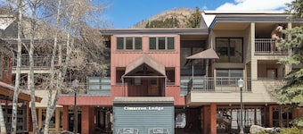 Cimarron Lodge 50 by Avantstay Ski-in/ski-out Property in Complex w/ Two Hot Tubs!