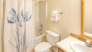 A bathroom with a shower curtain, toilet, bathtub, and sink. - Cimarron Lodge 50 by Avantstay Ski-in/ski-out Property in Complex w/ Two Hot Tubs! (Telluride)