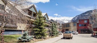 Cimarron Lodge 50 by Avantstay Ski-in/ski-out Property in Complex w/ Two Hot Tubs!