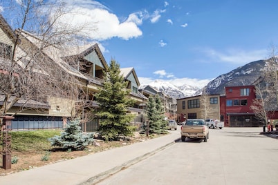 Cimarron Lodge 50 by Avantstay Ski-in/ski-out Property in Complex w/ Two Hot Tubs!