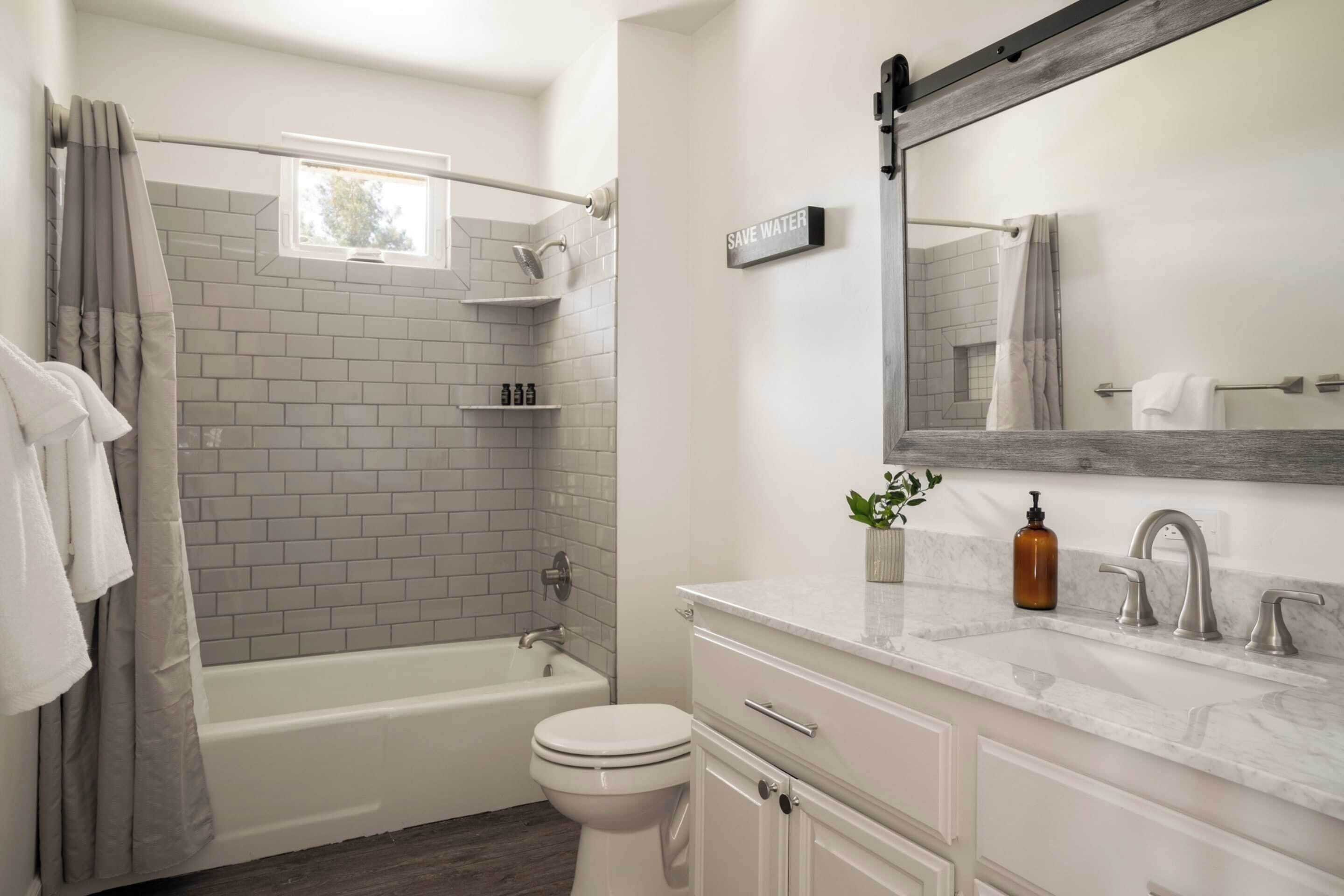 Une salle de bain moderne équipée d’une douche, de toilettes et d’un lavabo.