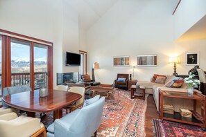House (3 Bedrooms) | Living area | 55-inch TV with digital channels, fireplace, streaming services - Lorian 8 by Avantstay Relaxing Home Close to Slopes & Hiking Trails (Telluride)