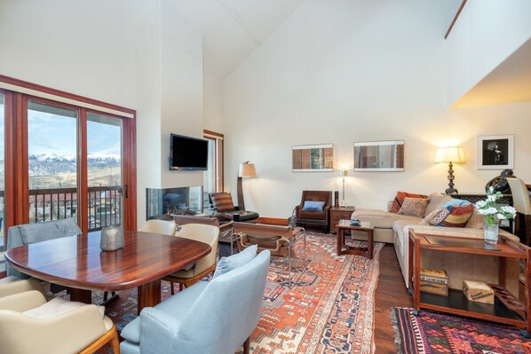 Ferienhaus (3 Bedrooms) | Wohnbereich | 55-Zoll-Fernseher mit Digitalempfang, Kamin, Streaming-Dienste