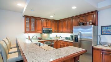 House (3 Bedrooms) | Private kitchen | Fridge, microwave, oven, stovetop