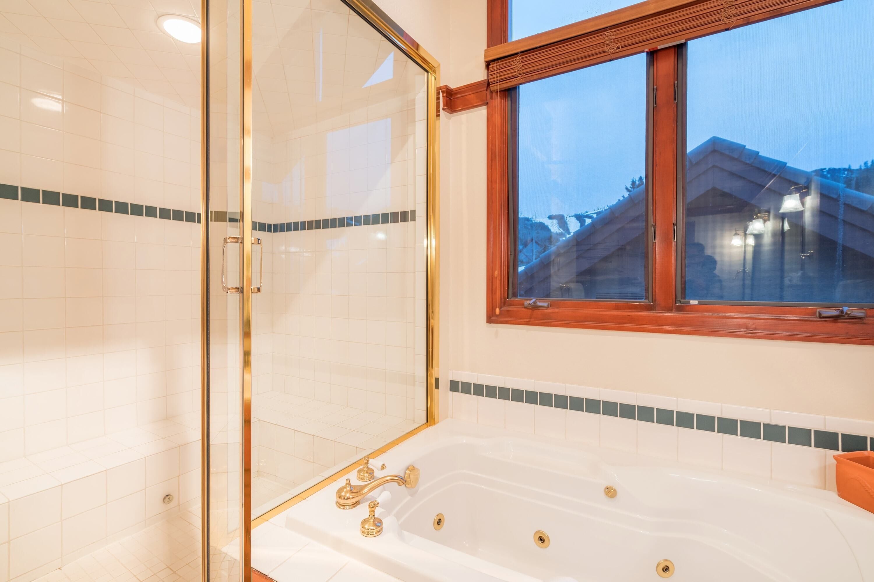 Nhà (3 Bedrooms) | Phòng tắm | Bồn tắm, đồ dùng nhà tắm miễn phí, khăn tắm, xà phòng 