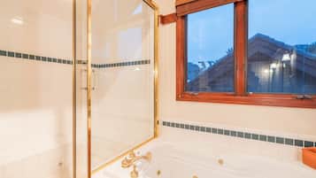 House (3 Bedrooms) | Bilik Mandi | Tab mandi, kelengkapan dandanan diri percuma, tuala disediakan, sabun