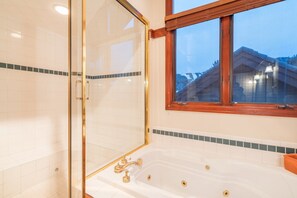 Hus (3 Bedrooms) | Badrum | Badkar, gratis toalettartiklar, handdukar och tvål