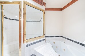 Hus (3 Bedrooms) | Badrum | Badkar, gratis toalettartiklar, handdukar och tvål