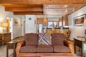 55-inch TV with digital channels, fireplace, streaming services - Riverside Condos A103 by Avantstay Condo Close To Downtown, Town Park & Ski Lift #8 (Telluride)