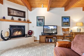55-inch TV with digital channels, fireplace, streaming services - Riverside Condos A103 by Avantstay Condo Close To Downtown, Town Park & Ski Lift #8 (Telluride)