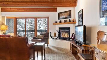 Talo (2 Bedrooms) | Oleskelualue | Televisio, takka, suoratoistopalvelut