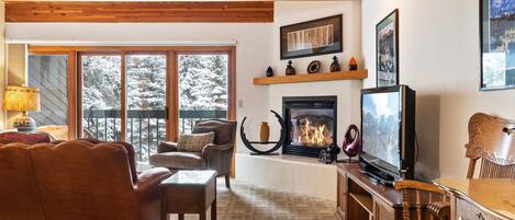 House (2 Bedrooms) | Living area | 55-inch TV with digital channels, fireplace, streaming services