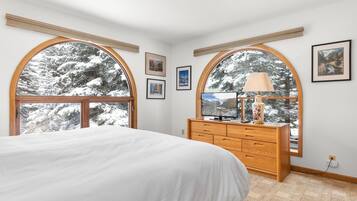 2 kamar tidur, tempat tidur bayi gratis, Wi-Fi, dan seprai linen