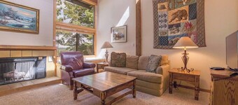Hawk's Eye by Avantstay Cozy Condo w/ Views & Access to Northstar Resort Community