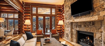 Villas At Tristant 137 by Avantstay Ski In/ Ski Out Home + Private Hot Tub + Panoramic Views