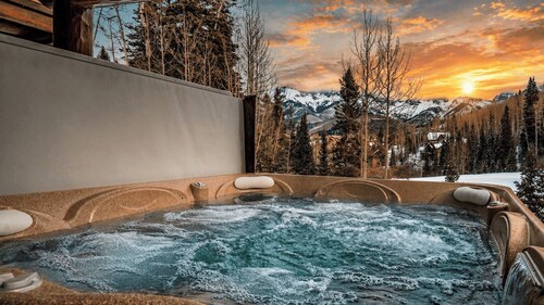 Villas At Tristant 137 by Avantstay Ski In/ Ski Out Home + Private Hot Tub + Panoramic Views