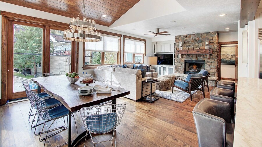 Main Street Escape by Avantstay Stunning Home Right off Main Street w/ Hot Tub & Large Deck