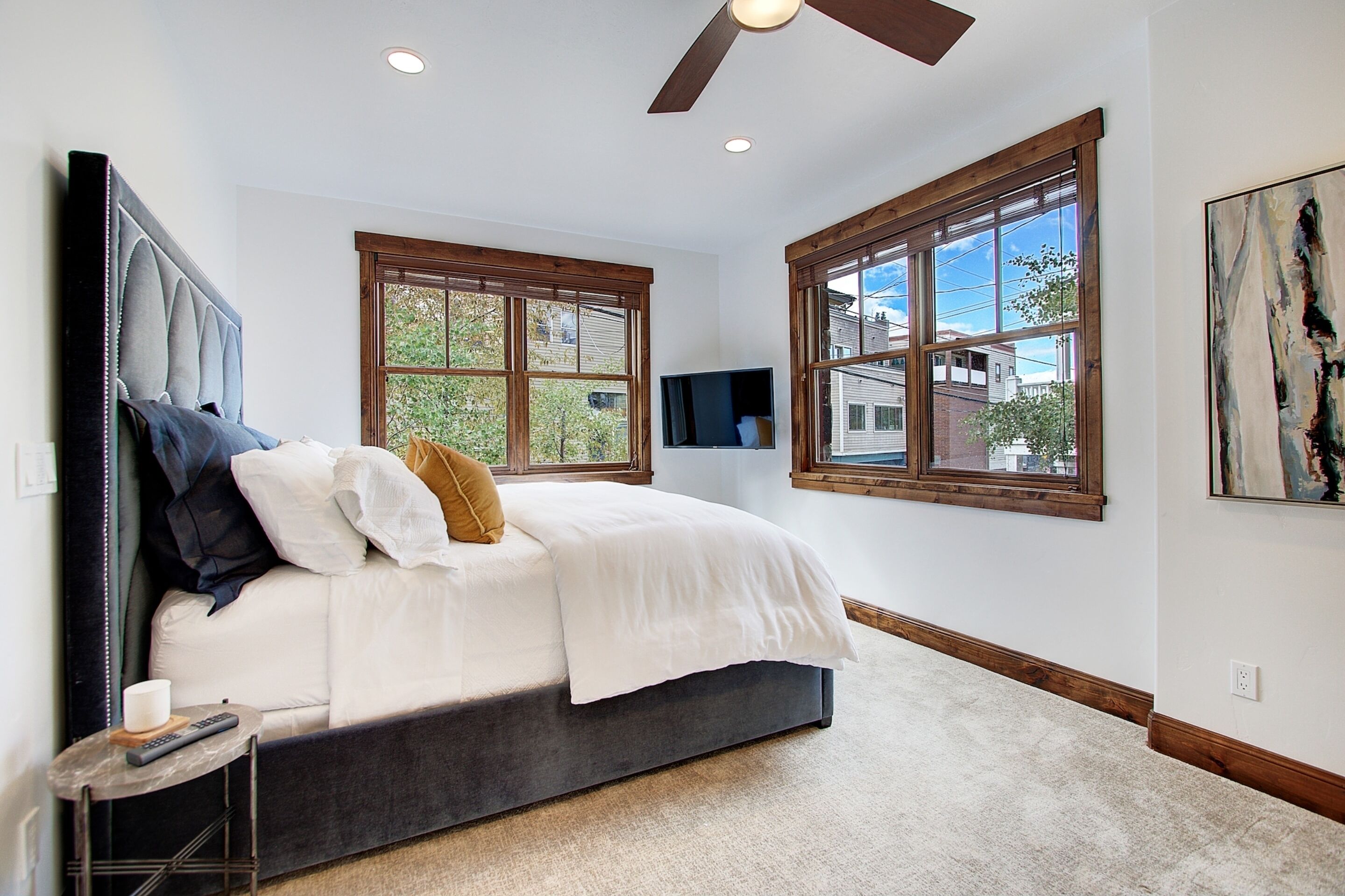 Main Street Escape by Avantstay Stunning Home Right off Main Street w/ Hot Tub & Large Deck