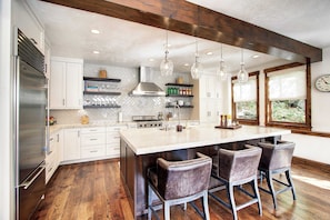 House (5 Bedrooms) | Private kitchen | Fridge, microwave, oven, stovetop