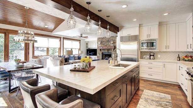 A modern kitchen with a large island, stainless steel appliances, and pendant lighting. - Modern 5bdr Right off Main Street w/ Hot Tub Main Street Escape by Avantstay (Park City)