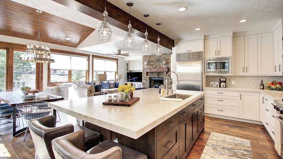 Modern 5bdr Right off Main Street w/ Hot Tub Main Street Escape by Avantstay