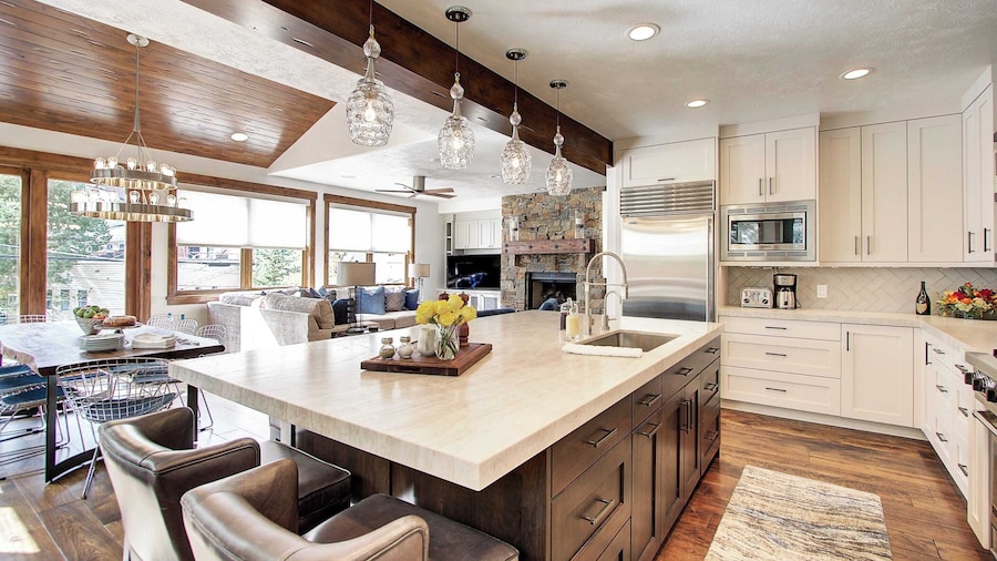 Main Street Escape by Avantstay Stunning Home Right off Main Street w/ Hot Tub & Large Deck