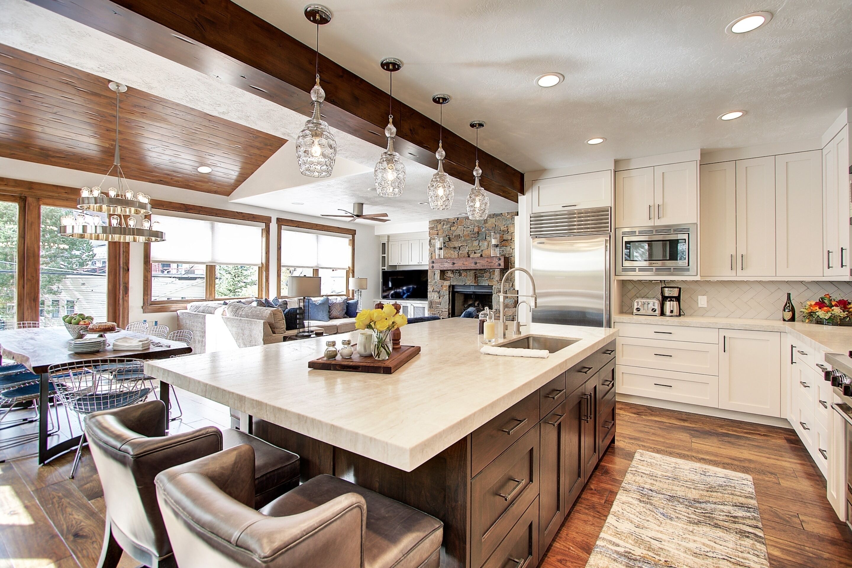 Main Street Escape by Avantstay Stunning Home Right off Main Street w/ Hot Tub & Large Deck