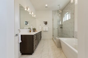 Bathtub, free toiletries, towels, soap - Springsteen by Avantstay Stylish Townhouse in Nashville! (Nashville)