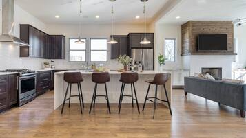 House (4 Bedrooms) | Private kitchen | Fridge, microwave, oven, stovetop