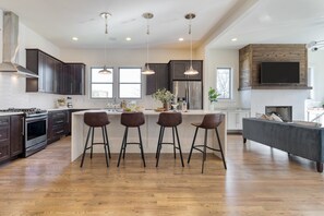 Hus (4 Bedrooms) | Eget kök | Kylskåp, mikrovågsugn, ugn och spishäll