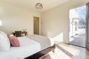 A bedroom with a bed, a desk, and a chair. - Springsteen by Avantstay Stylish Townhouse in Nashville! (Nashville)