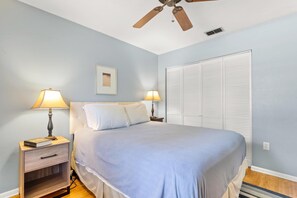 3 bedrooms, iron/ironing board, free WiFi, bed sheets - 3Bd 2Bath home 5 miles to Stadium/Campus/Downtown! (Gainesville)