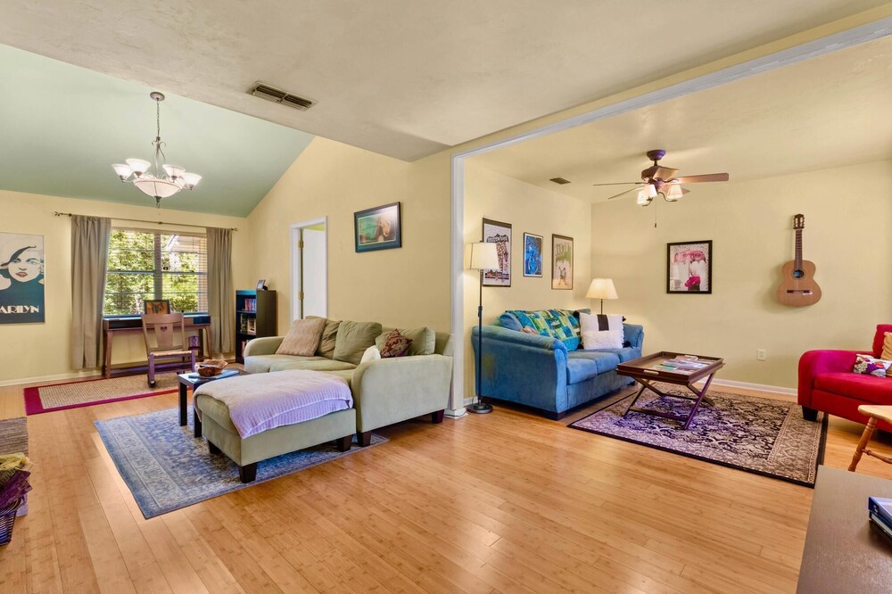 3Bd 2Bath home 5 miles to Stadium/Campus/Downtown!
