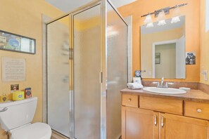 Combined shower/bathtub, hair dryer, towels, soap - 3Bd 2Bath home 5 miles to Stadium/Campus/Downtown! (Gainesville)