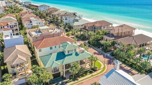 Un quartier résidentiel situé sur la côte, où les maisons se distinguent par leurs toits recouverts de tuiles rouges, et où l’on peut admirer une maison remarquable avec un toit végétalisé et un balcon.