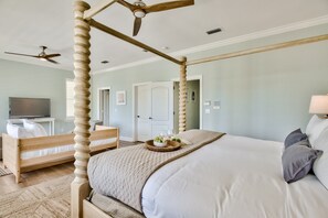 House (5 Bedrooms) | 5 bedrooms, desk, iron/ironing board, bed sheets - Sand Dollar by Avantstay Spectacular Beachside Oasis w/ Gorgeous Views (Destin)