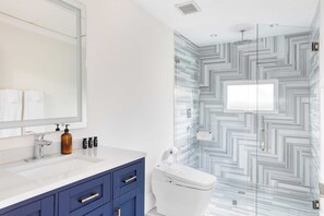 Bathtub, free toiletries, towels, soap