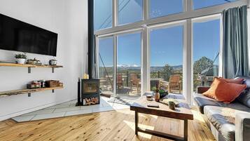 Una Smart TV, una chimenea, libros