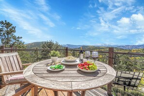 Outdoor dining - Off-grid Masterpiece Cabin W/ Breathtaking View (Central City)