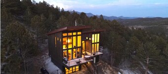 Off-grid Masterpiece Cabin W/ Breathtaking View