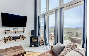 Smart TV, chimenea y libros