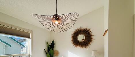 2 habitaciones, tabla de planchar con plancha y cuna de viaje