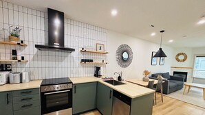 Coffee/tea maker, microwave, oven, stovetop - The overlook stay  Free parking 35 (Harvie Heights)